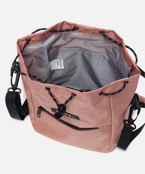 AIGLE（エーグル）の「撥水 アーバン 巾着バッグ / ミニショルダーバッグ（ショルダーバッグ・レディース・ピンク/ブラック/グレー・FREE）」の17枚目の写真