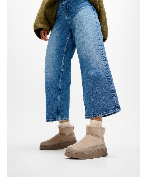 fitflop(フィットフロップ)の「GEN-FF ULTRA-MINI DOUBLE-FACED SHEARLING BOOTS / GEN-FF ウルトラミニ ダブルフェイス シアリング ブーツ(ブーツ・レディース・ブラウン/ナチュラル/ブラック・24cm/23cm/22cm/25cm)」の11枚目の写真