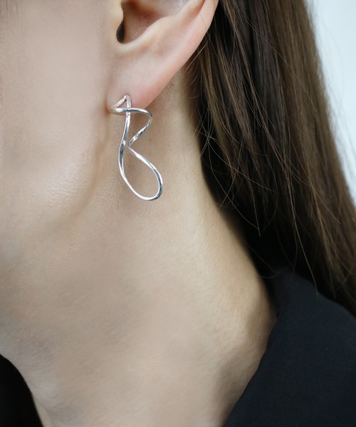 【Aperdiem】Twirl Asymmetric P ピアス
