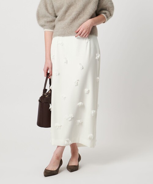 UNITED ARROWS（ユナイテッドアローズ）の「３D フラワー ロング タイトスカート（スカート・レディース・オフホワイト/ブラック・36/38）」の5枚目の写真