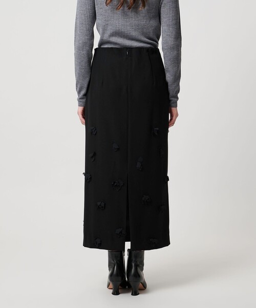 UNITED ARROWS（ユナイテッドアローズ）の「３D フラワー ロング タイトスカート（スカート・レディース・オフホワイト/ブラック・36/38）」の9枚目の写真
