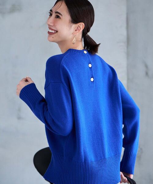 OPAQUE.CLIP（オペークドットクリップ）の「バックボタンリラクシーニット【洗濯機OK】（ニット/セーター・レディース・ブルー系その他/グリーン/キャメル/ピンク系/ブルー系5/オフホワイト/チャコールグレー/パープル系2・36/38/40/42）」の4枚目の写真