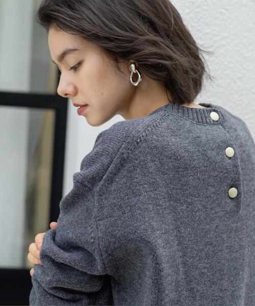 OPAQUE.CLIP（オペークドットクリップ）の「バックボタンリラクシーニット【洗濯機OK】（ニット/セーター・レディース・ブルー系その他/グリーン/キャメル/ピンク系/ブルー系5/オフホワイト/チャコールグレー/パープル系2・36/38/40/42）」の11枚目の写真