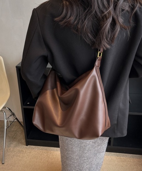 yuue' ( wear )（ユーイ）の「フェイクレザー大容量ショルダーバッグ/通勤通学/A4サイズ対応（ショルダーバッグ・レディース・ダークブラウン/ブラック・FREE）」の12枚目の写真