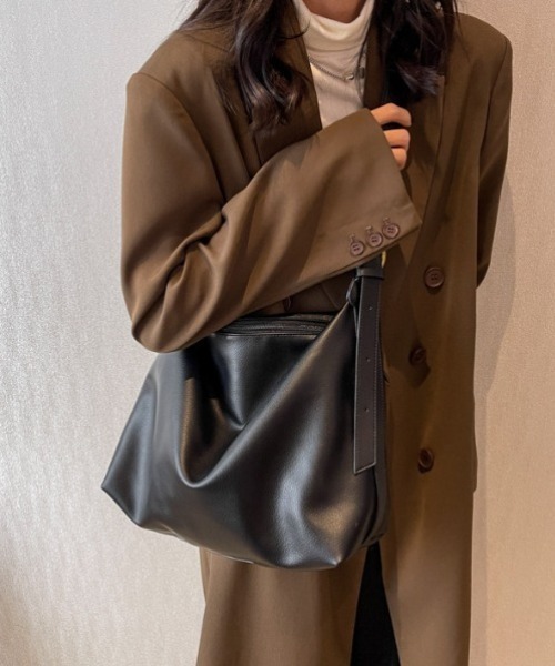 yuue' ( wear )（ユーイ）の「フェイクレザー大容量ショルダーバッグ/通勤通学/A4サイズ対応（ショルダーバッグ・レディース・ダークブラウン/ブラック・FREE）」の4枚目の写真