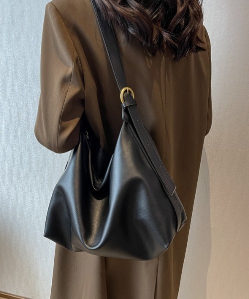 yuue' ( wear )（ユーイ）の「フェイクレザー大容量ショルダーバッグ/通勤通学/A4サイズ対応（ショルダーバッグ・レディース・ダークブラウン/ブラック・FREE）」の6枚目の写真