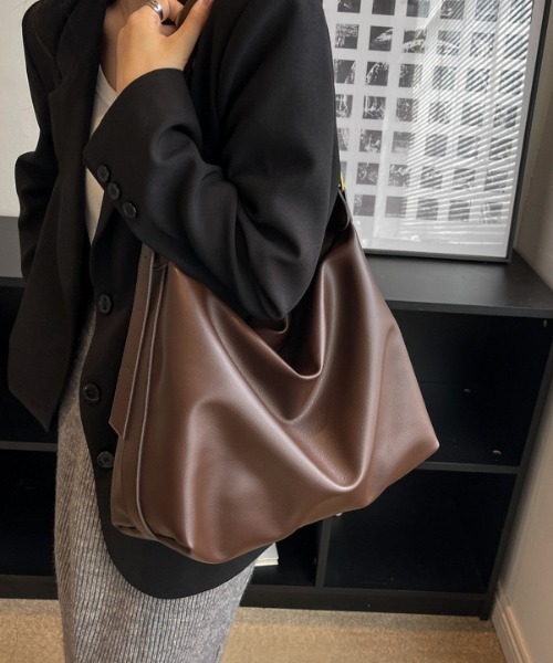 yuue' ( wear )（ユーイ）の「フェイクレザー大容量ショルダーバッグ/通勤通学/A4サイズ対応（ショルダーバッグ・レディース・ダークブラウン/ブラック・FREE）」の9枚目の写真