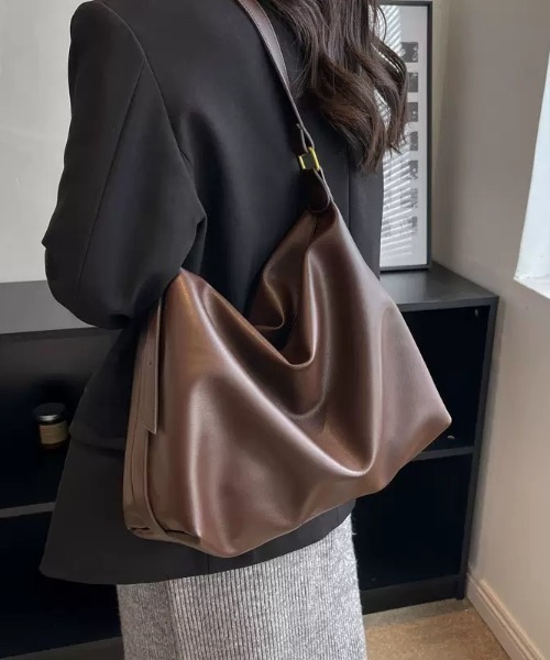 yuue' ( wear )（ユーイ）の「フェイクレザー大容量ショルダーバッグ/通勤通学/A4サイズ対応（ショルダーバッグ・レディース・ダークブラウン/ブラック・FREE）」の11枚目の写真