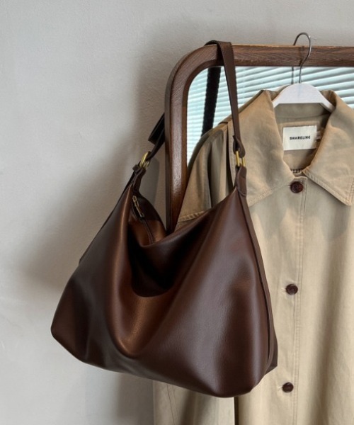 yuue' ( wear )（ユーイ）の「フェイクレザー大容量ショルダーバッグ/通勤通学/A4サイズ対応（ショルダーバッグ・レディース・ダークブラウン/ブラック・FREE）」の14枚目の写真