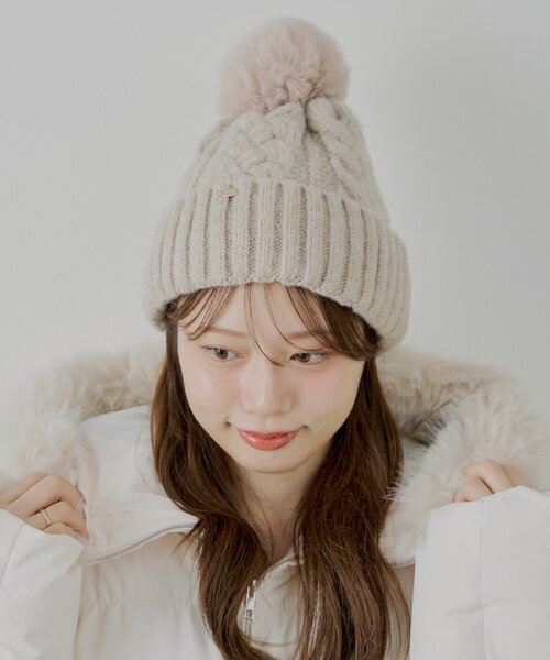 ファー付きベージュ帽子　冬 ファー付きケーブルニット帽（ハット）｜Chico（チコ）のファッション