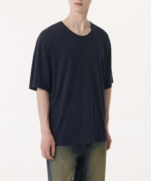 MUSINSA STANDARD（ムシンサスタンダード）の「リラックスドCRスcoopネックTシャツ[ネイビー]（Tシャツ/カットソー・メンズ・その他・MEDIUM/LARGE/X-LARGE/XX-LARGE/SMALL）」の2枚目の写真