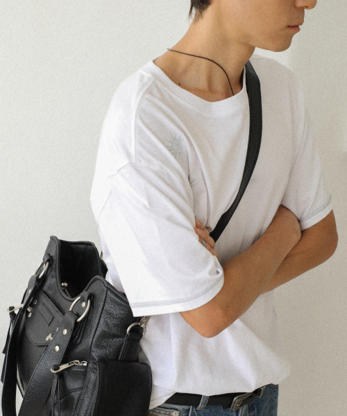 IUGAMAKARAS（イウガマカラス）の「Studded Leather Shoulder Bag (Black)（ショルダーバッグ・レディース・その他・FREE）」の5枚目の写真
