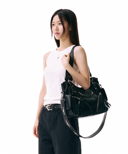 IUGAMAKARAS イウガマカラス　Studded Shoulder Bag Studded Leather Shoulder Bag (Black)（ショルダーバッグ