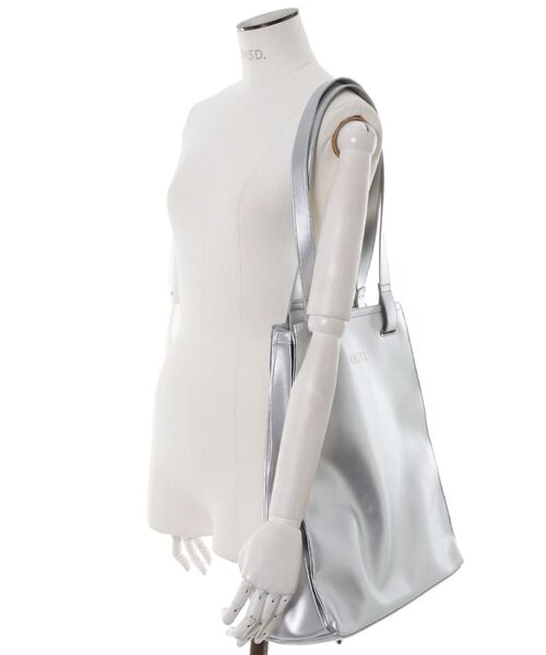 UN3D.（アンスリード）の「【ZOZO限定】FAKE LEATHER ORIGAMI PLEATS TOTE / フェイクレザーオリガミプリーツトート（トートバッグ・レディース・ブラック/シルバー・FREE）」の11枚目の写真