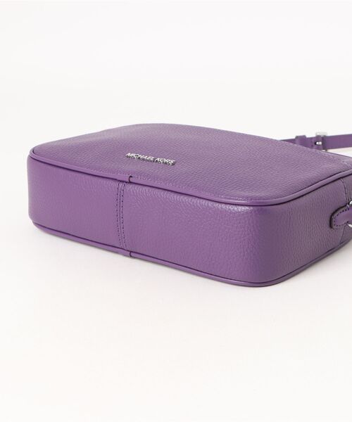MICHAEL KORS(マイケルコース)の「JET SET TRAVEL ぺブルレザー カメラバッグ ラージ(ショルダーバッグ・レディース・パープル・FREE)」の3枚目の写真