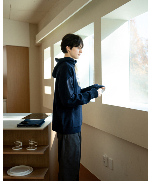 ASTLAY（アストレイ）の「Lambswool Hood Sweater (Navy/Cream)（パーカー・メンズ・その他・3/2）」の9枚目の写真