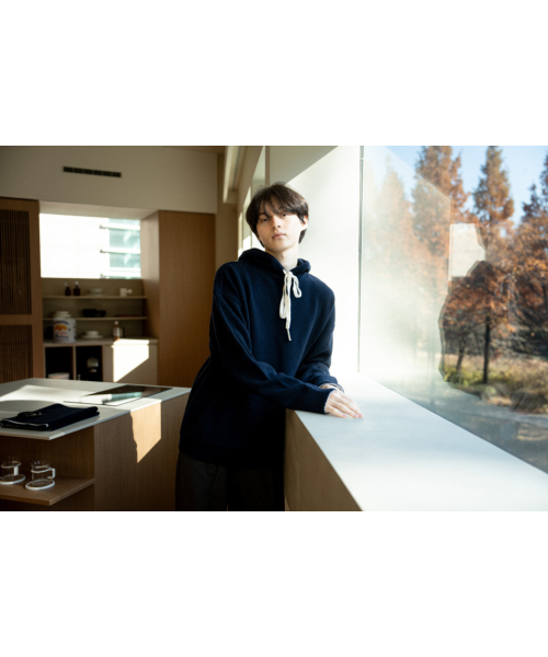 ASTLAY（アストレイ）の「Lambswool Hood Sweater (Navy/Cream)（パーカー・メンズ・その他・3/2）」の6枚目の写真