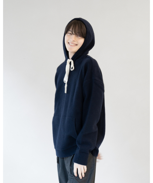 ASTLAY（アストレイ）の「Lambswool Hood Sweater (Navy/Cream)（パーカー・メンズ・その他・3/2）」の4枚目の写真