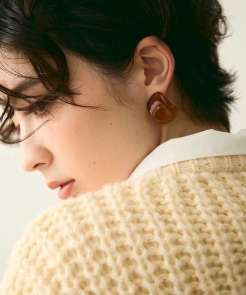 Trish（トリッシュ）の「ウェーブレジンピアス（ピアス（両耳用）・レディース・ブラウン/アイボリー・FREE）」の2枚目の写真