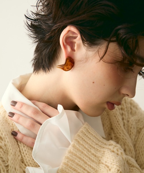 Trish（トリッシュ）の「ウェーブレジンピアス（ピアス（両耳用）・レディース・ブラウン/アイボリー・FREE）」の11枚目の写真