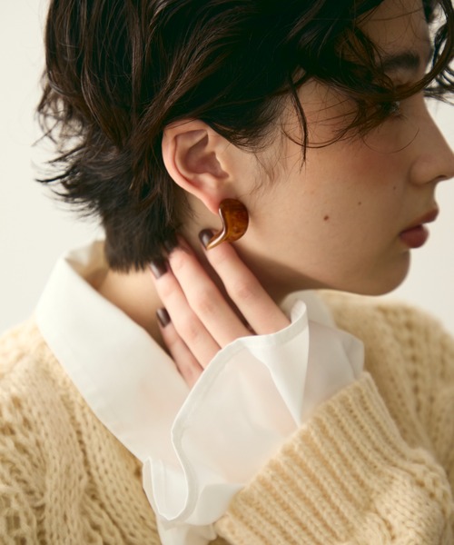 Trish（トリッシュ）の「ウェーブレジンピアス（ピアス（両耳用）・レディース・ブラウン/アイボリー・FREE）」の12枚目の写真