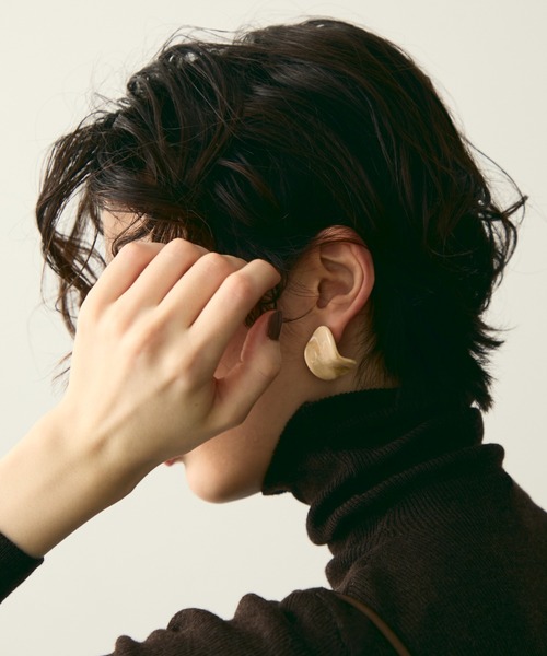 Trish（トリッシュ）の「ウェーブレジンピアス（ピアス（両耳用）・レディース・ブラウン/アイボリー・FREE）」の4枚目の写真