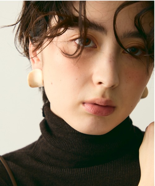 Trish（トリッシュ）の「ウェーブレジンピアス（ピアス（両耳用）・レディース・ブラウン/アイボリー・FREE）」の9枚目の写真