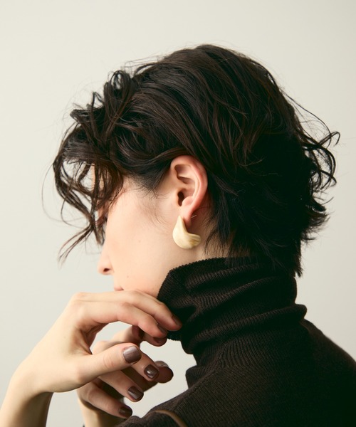 Trish（トリッシュ）の「ウェーブレジンピアス（ピアス（両耳用）・レディース・ブラウン/アイボリー・FREE）」の5枚目の写真