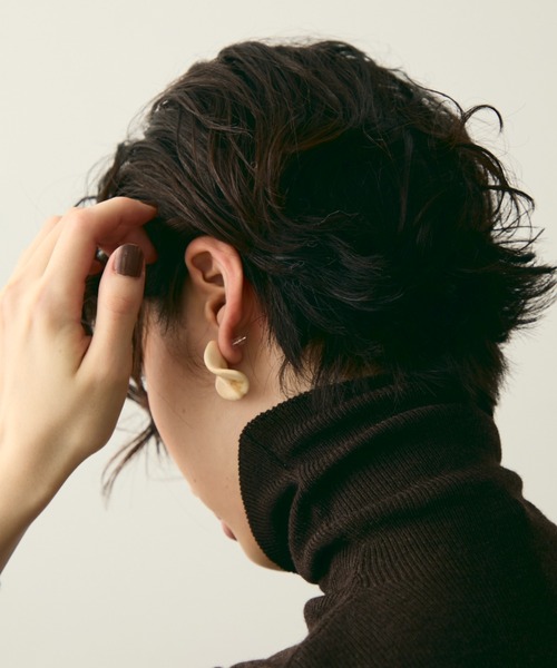 Trish（トリッシュ）の「ウェーブレジンピアス（ピアス（両耳用）・レディース・ブラウン/アイボリー・FREE）」の6枚目の写真