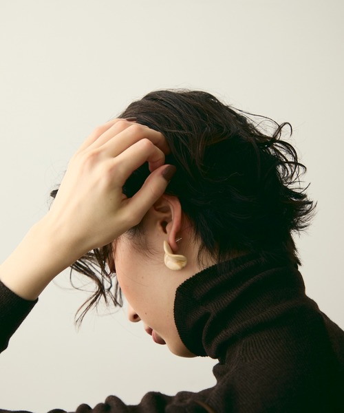 Trish（トリッシュ）の「ウェーブレジンピアス（ピアス（両耳用）・レディース・ブラウン/アイボリー・FREE）」の7枚目の写真