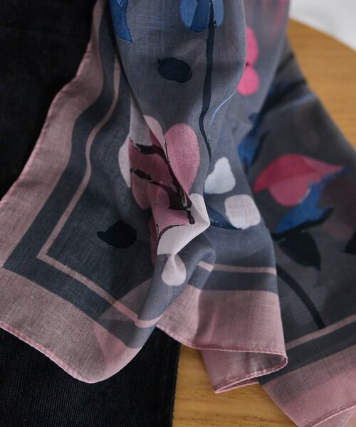 ear PAPILLONNER(イアパピヨネ)の「フラワーアーチストール(ストール/ショール・レディース・ダークグリーン/ライトグレー・FREE)」の20枚目の写真