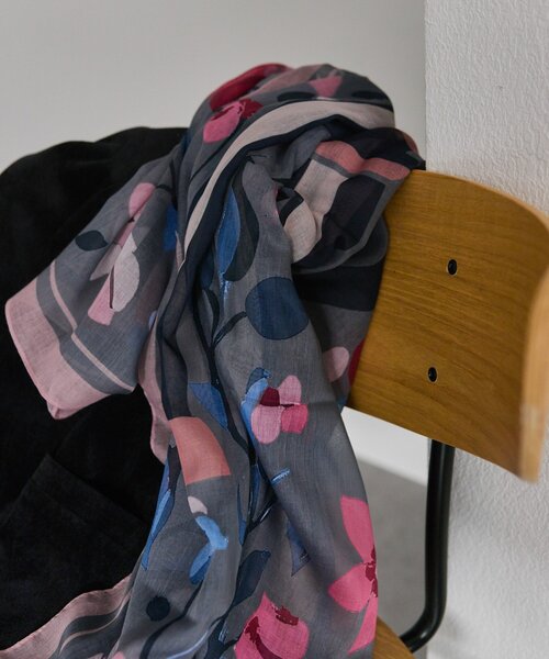 ear PAPILLONNER(イアパピヨネ)の「フラワーアーチストール(ストール/ショール・レディース・ダークグリーン/ライトグレー・FREE)」の3枚目の写真