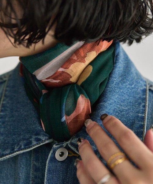 ear PAPILLONNER(イアパピヨネ)の「フラワーアーチストール(ストール/ショール・レディース・ダークグリーン/ライトグレー・FREE)」の7枚目の写真
