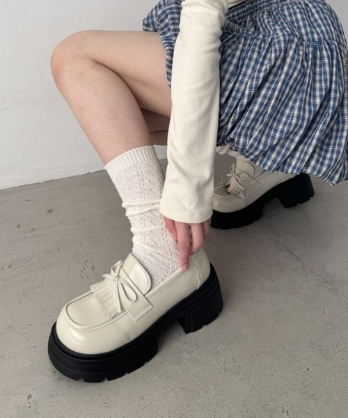 Loueme(ルエム)の「リボンフリンジ厚底ローファー(ローファー・レディース・ブラウン/ブラック/アイボリー・22.5cm/23.5cm/24.5cm)」の2枚目の写真