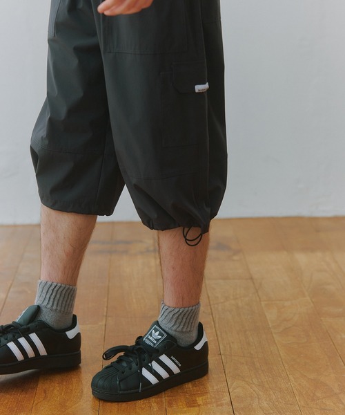 MAISON CLUB(メゾンクラブ)の「【MAISON CLUB】Odd Length Over Cargo Pants KKP/ 七分丈オーバーカーゴパンツ クロップドパンツ(カーゴパンツ・メンズ・ブラック/カーキ/グレー・M/XL/L)」の14枚目の写真