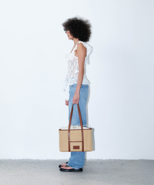 CHRISTINE PROJECT（クリスティンプロジェクト）の「RAFFIA DRAWSTRING SHOULDER BAG LARGE(OAT CARAMEL)（ショルダーバッグ・レディース・その他・FREE）」の5枚目の写真