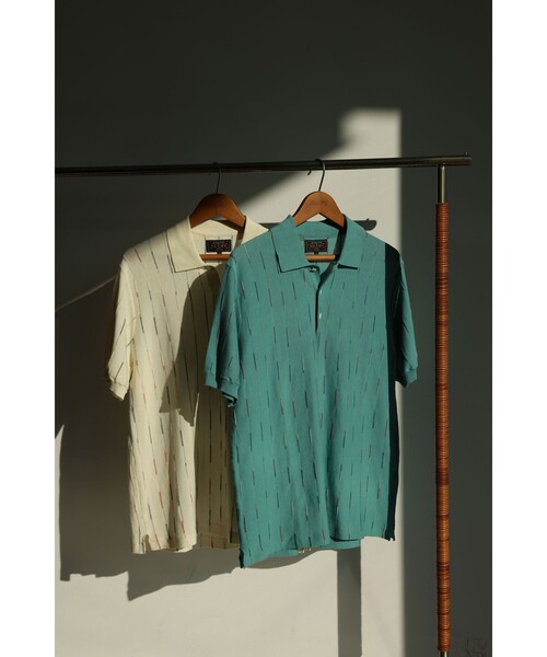 BEAMS PLUS(ビームスプラス)の「Knit Polo Kasuri Stripe(ポロシャツ・メンズ・ホワイト/ロイヤルブルー・MEDIUM/SMALL/X-LARGE/LARGE)」の4枚目の写真