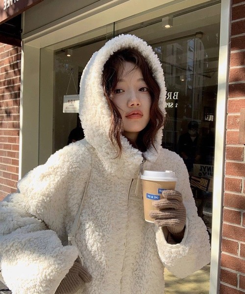 HALEY PESCA(ヘーリーペスカ)の「HALEY PESCA/フード付き もこもこムートンブルゾン(ブルゾン・レディース・アイボリー/ブラウン・SMALL/MEDIUM)」の6枚目の写真