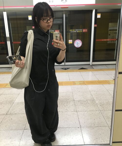 MUSINSA STANDARD WOMAN（ムシンサスタンダードウーマン）の「ウィメンズスリムフィットシャツ[ブラック]（シャツ/ブラウス・レディース・その他・MEDIUM/SMALL/X-SMALL/LARGE）」の2枚目の写真