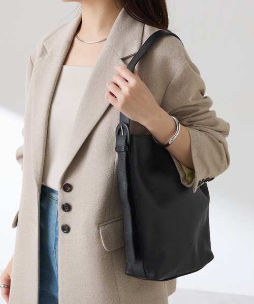 PAPILLONNER(パピヨネ)の「PAPILLONNER/レザーワンハンドルバッグ(ショルダーバッグ・レディース・オフホワイト/ブラック・FREE)」の6枚目の写真