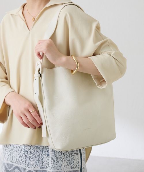 PAPILLONNER(パピヨネ)の「PAPILLONNER/レザーワンハンドルバッグ(ショルダーバッグ・レディース・オフホワイト/ブラック・FREE)」の3枚目の写真