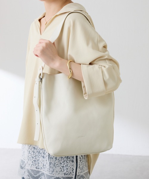 PAPILLONNER(パピヨネ)の「PAPILLONNER/レザーワンハンドルバッグ(ショルダーバッグ・レディース・オフホワイト/ブラック・FREE)」の4枚目の写真