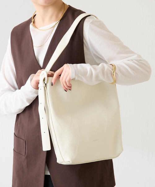 PAPILLONNER（パピヨネ）の「PAPILLONNER/レザーワンハンドルバッグ（ショルダーバッグ・レディース・オフホワイト/ブラック・FREE）」の18枚目の写真