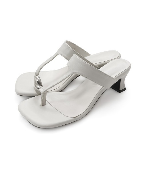 Re:EDIT（リエディ）の「スクエアトゥメタルモチーフヒールトングサンダル（サンダル・レディース・ホワイト/モカ/ブラック・X-LARGE/LARGE/MEDIUM/SMALL）」の2枚目の写真