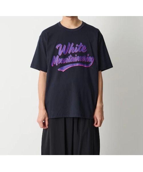 fridge（フリッジ）の「【White Mountaineering】ホワイトマウンテニアリング WM PAINT LOGO T-SHIRT（Tシャツ/カットソー・メンズ・ネイビー・1）」の3枚目の写真