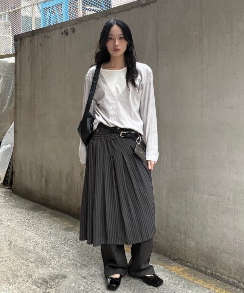 SAYUU(サユ)の「ディープVネックレイヤードリブTシャツダスティラベンダー(Tシャツ/カットソー・レディース・ダークラベンダー・FREE)」の4枚目の写真