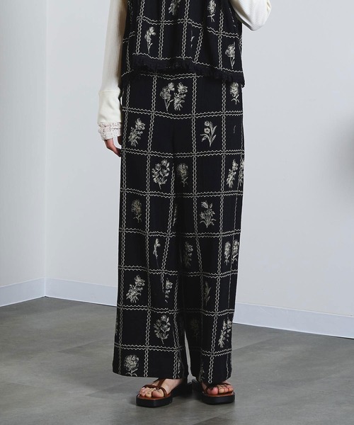 ROSE BUD（ローズバッド）の「(mag.by c)EMBROIDERY PANTS（その他パンツ・レディース・オフホワイト/ブラック・S/M）」の2枚目の写真