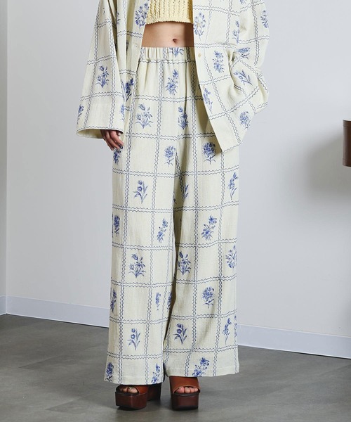 ROSE BUD（ローズバッド）の「(mag.by c)EMBROIDERY PANTS（その他パンツ・レディース・オフホワイト/ブラック・S/M）」の3枚目の写真