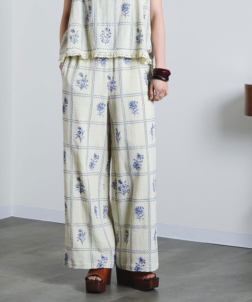 ROSE BUD（ローズバッド）の「(mag.by c)EMBROIDERY PANTS（その他パンツ・レディース・オフホワイト/ブラック・S/M）」の4枚目の写真