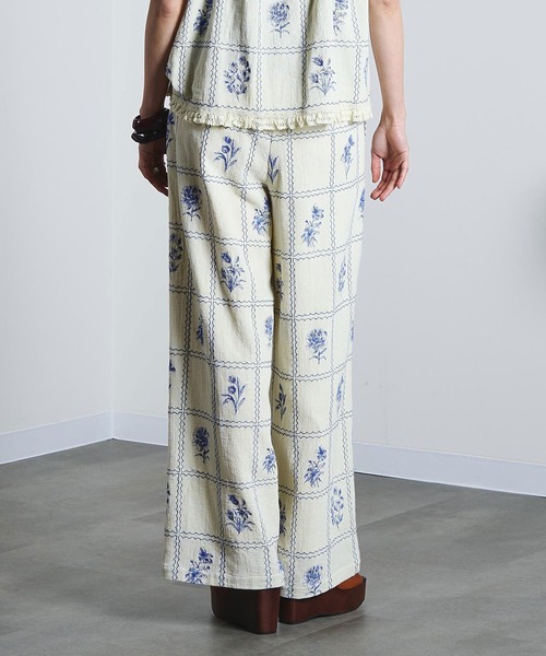 ROSE BUD（ローズバッド）の「(mag.by c)EMBROIDERY PANTS（その他パンツ・レディース・オフホワイト/ブラック・S/M）」の6枚目の写真